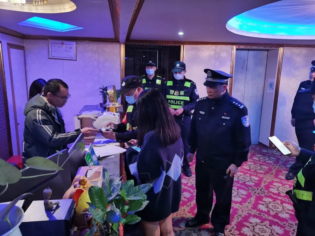 凌晨出动开展夜查行动,警方星夜清查风暴