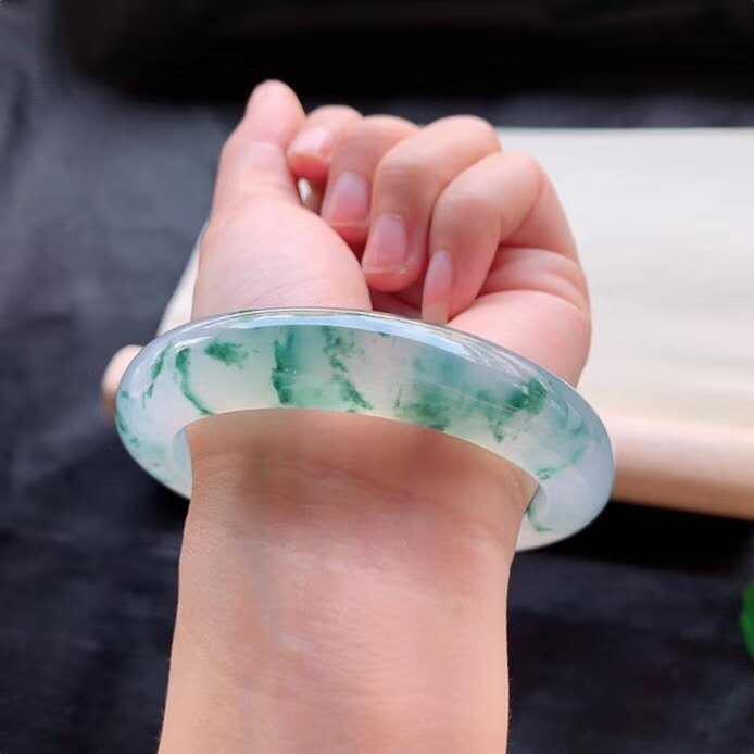 一万到二万买得到翡翠手镯,几十万的翡翠手镯卖到上千万