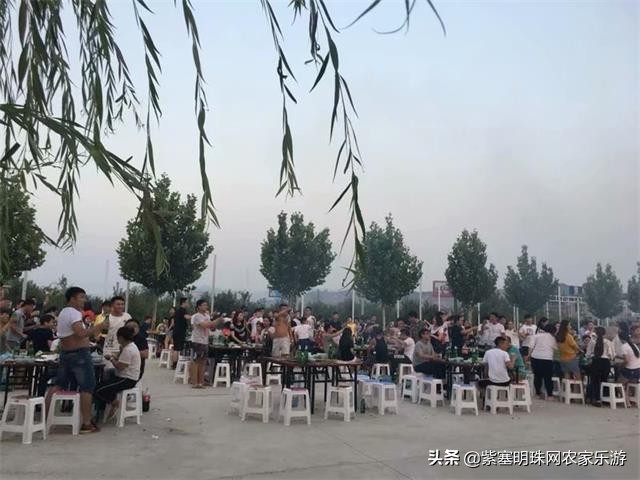 全靠8根钢柱支撑的玻璃栈道你敢挑战吗？保定狼牙山泽疆公寓酒店