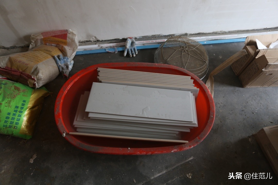 砌墙居然用牛皮纸，这是什么骚操作？