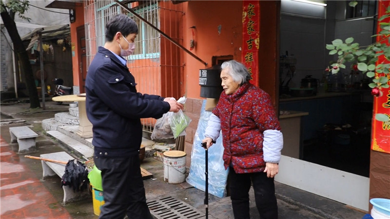 【紧紧依靠人民群众打赢疫情防控阻击战】怀化鹤城区：暖心！社区*党**员志愿者甘当隔离居民“跑腿代购员”