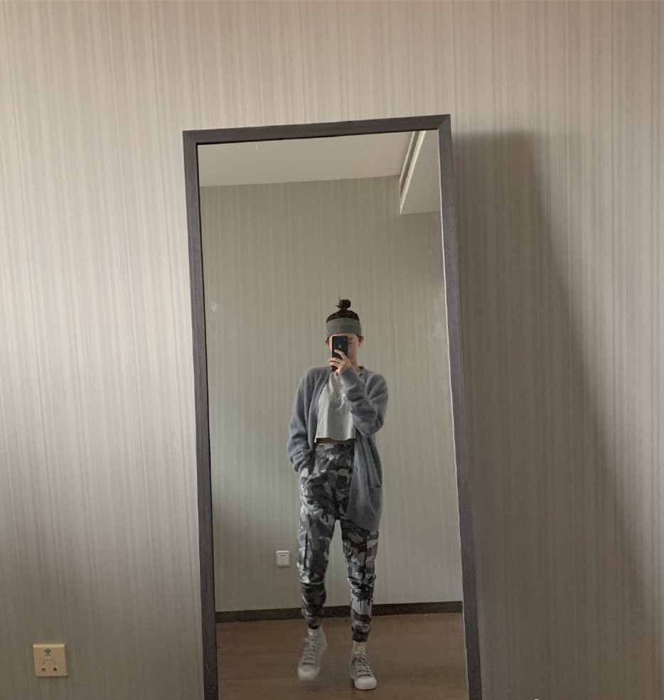 李子璇穿丝绒抹胸礼裙亮相,李子璇穿搭风格