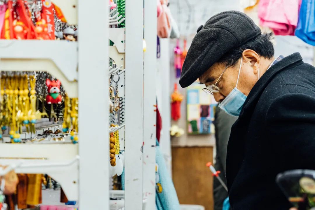 活着的两元店,2块钱能买啥?