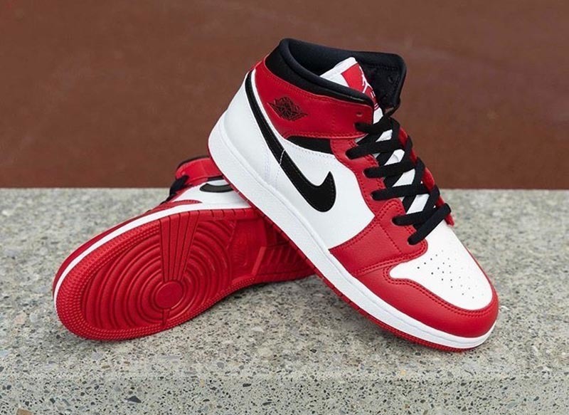 如何鉴别airjordan1mid新款黑白,airjordan1mid蓝色真假对比