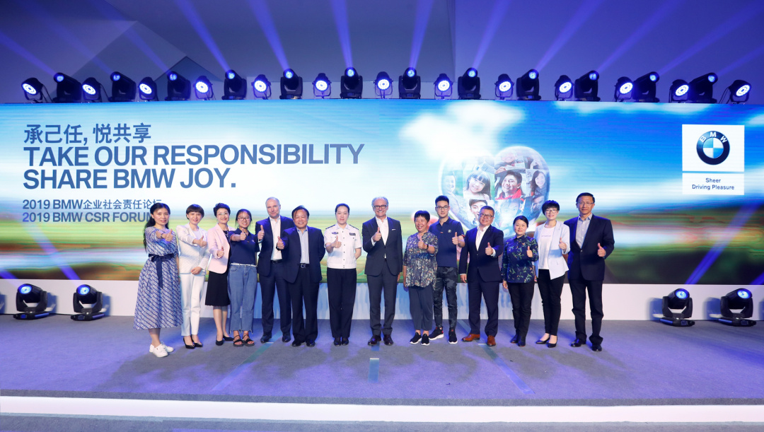 以行动践行初心用担当诠释使命,以行动践初心以实干显担当