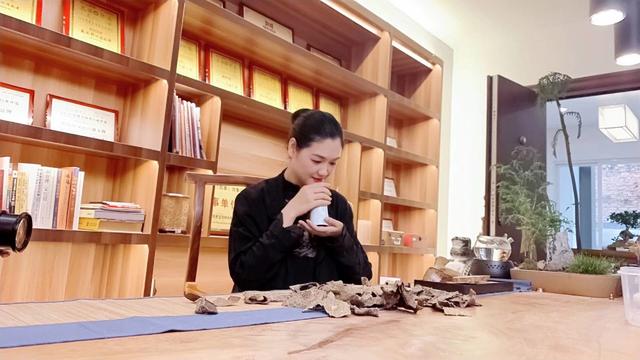 如何快速辨别沉香的真假 (怎样鉴别沉香的真假)