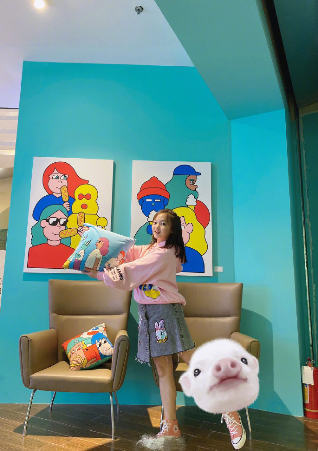 林妙可和外国人合影,林妙可游泳圈