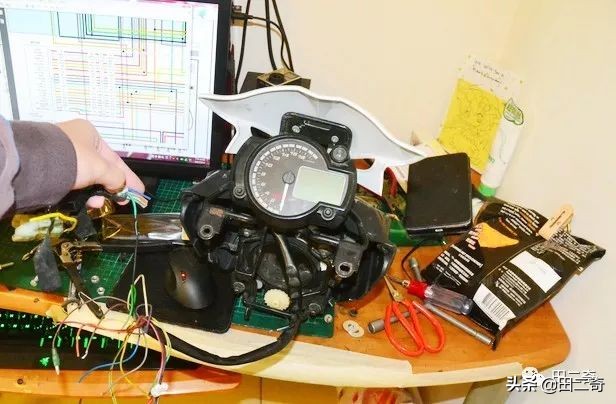 19款SYM新车发布，搭载ZXR400引擎，超炫涡*大轮**灯指纹启动