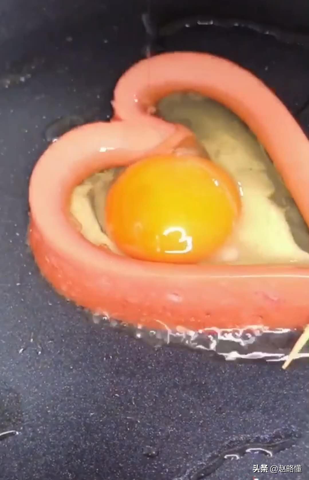 用火腿肠做心形煎蛋加面包,电饼铛做火腿肠心形煎蛋