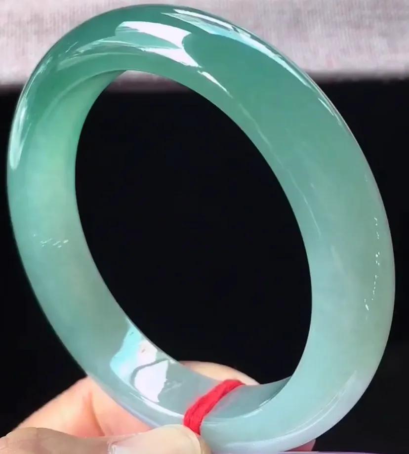 翡翠手镯的颜色怎么区分贵和便宜,戴一点阳绿翡翠手镯贵不