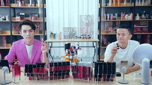 从喇叭裤港台货到抖音带货，看新中国70年消费变迁