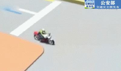 轿车撞飞电动车骑手死里逃生,货车轮胎一路狂奔撞飞电动车骑手