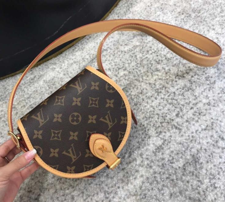 巴宝莉和lv包包哪个好,巴宝莉水桶包和lv水桶包比较