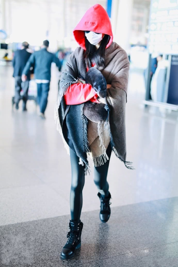 奚梦瑶短裤真短，勒裤裆了还露口袋，这双腿真令人羡慕！