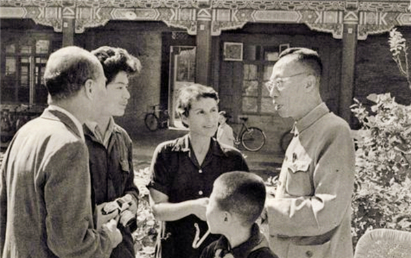 溥仪在故宫发现自己小时候的夜壶,溥仪最后一次回故宫探窗