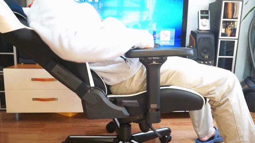 迪锐克斯dxracer电竞桌,甜品级显卡