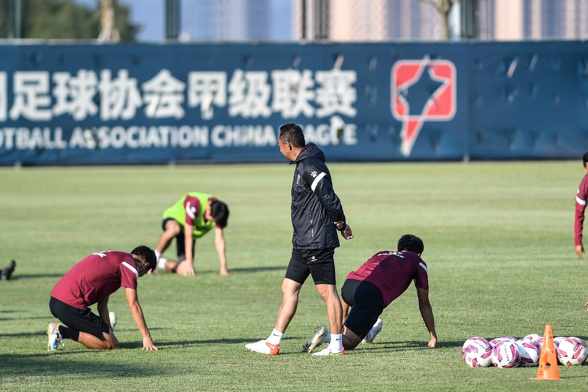 在中国成立足球联赛,国内组建足球俱乐部