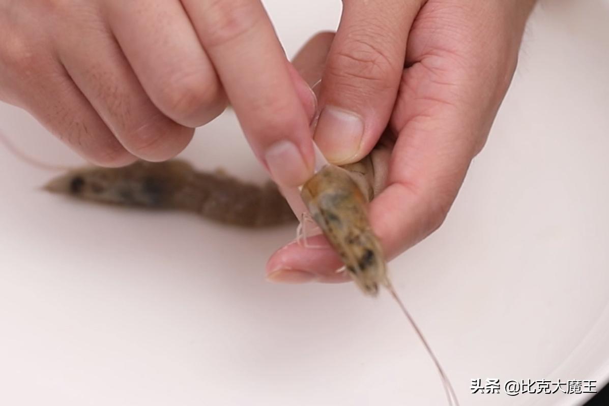 吸管挑虾线去虾头,去虾线别把虾掰断了
