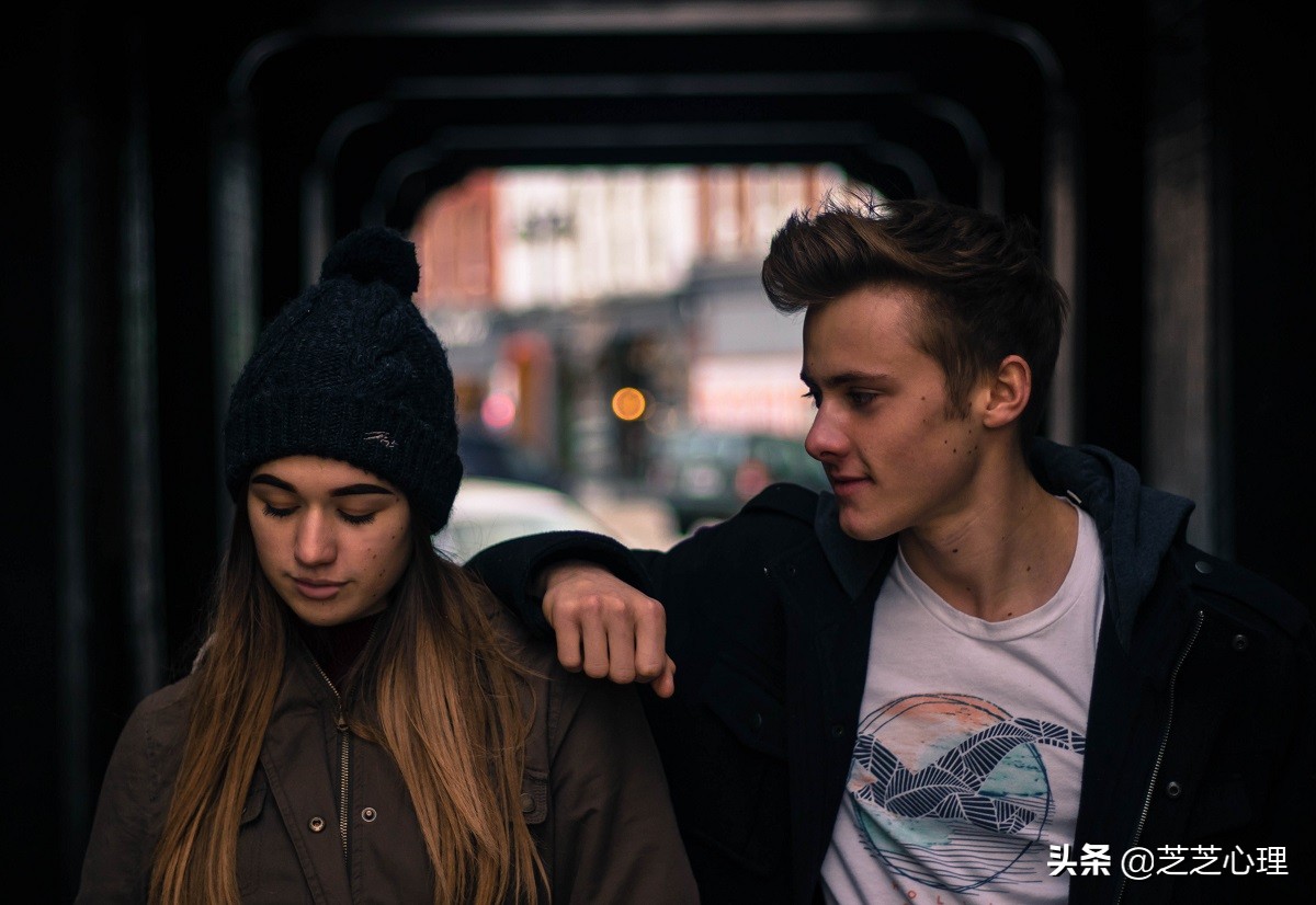 心理学看待男孩子爱一个人,心理学判断男生对你感兴趣