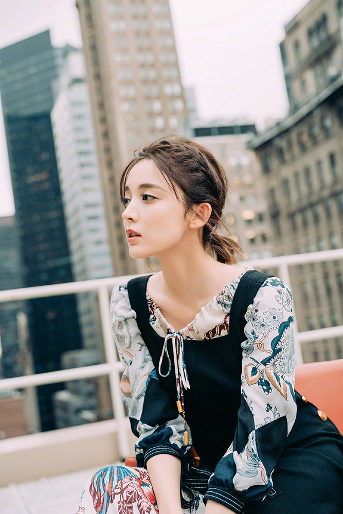 女生披头散发不显脸大的发型,今年流行哪三种发型减龄又显小