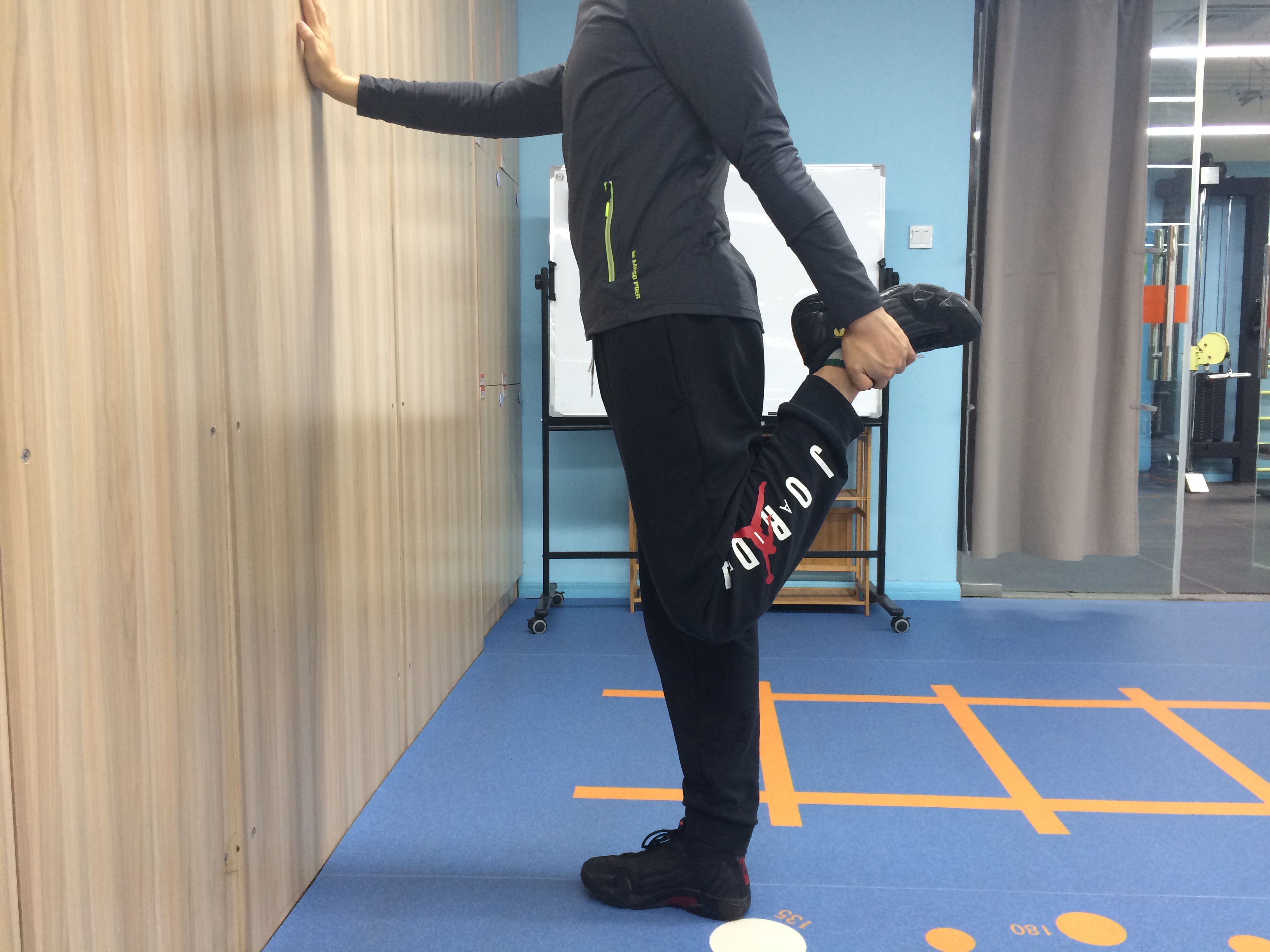 跑步的时候脚突然抽筋怎么办,跑步腿抽筋了快速恢复小诀窍