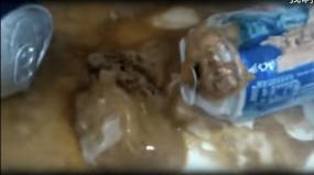 男孩喝碳酸饮料瓶爆炸,一小孩被喷泉水柱冲起