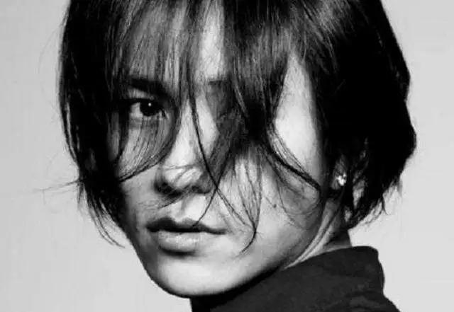 女性自己在家剪头发视频,中年妇女自己在家剪头发