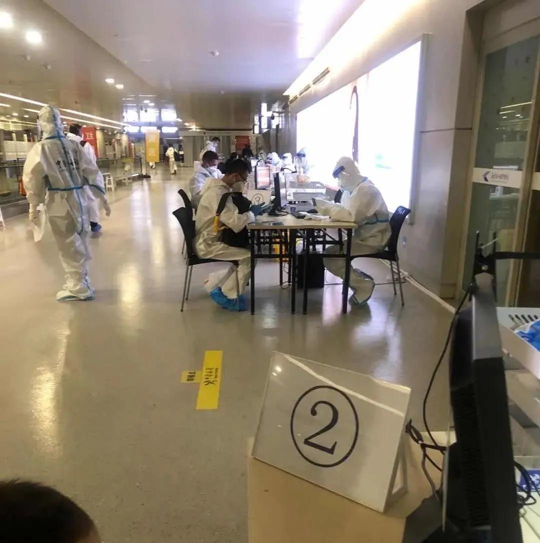 用生命在回家：“困死”在归国政策，从新加坡回国好难