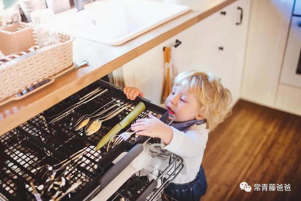 柜子倒塌事故怎么预防,谨防家里储物间货架掉落砸伤孩子