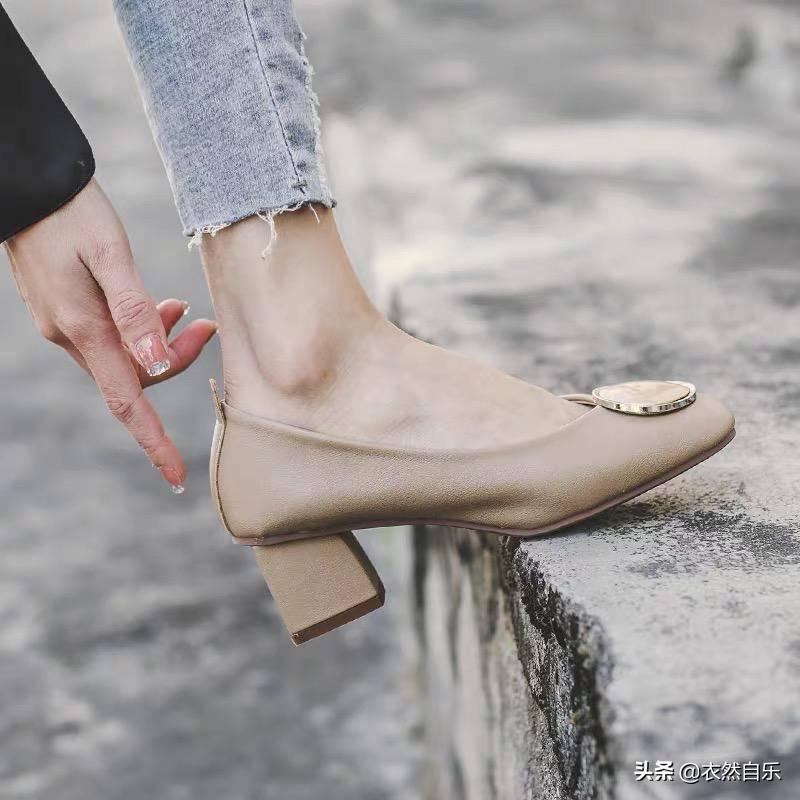 粗跟凉鞋不露脚趾穿搭,粗跟凉鞋搭配什么衣服好看