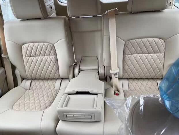 最新款柴油丰田兰德酷路泽到港！4.5T动力+四驱，售价与途乐看齐