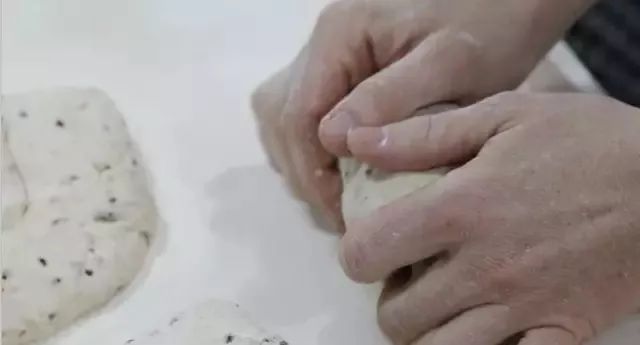 巴黎贝甜谷物面包,法国橄榄香草面包