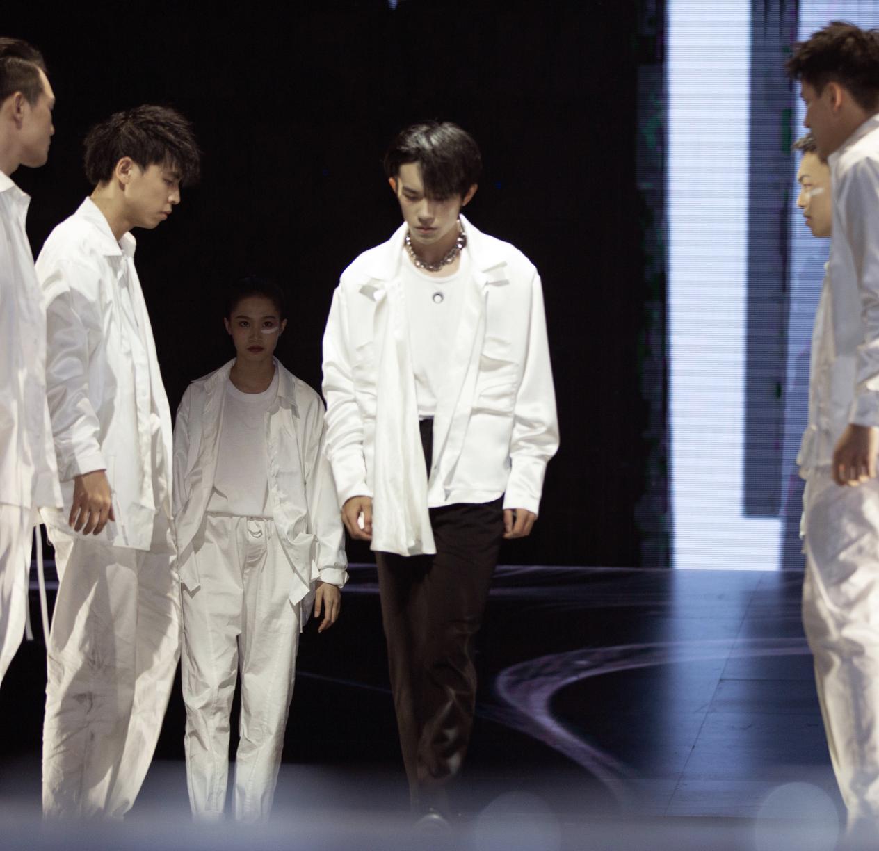 易烊千玺蝴蝶结正装,易烊千玺戴珠串