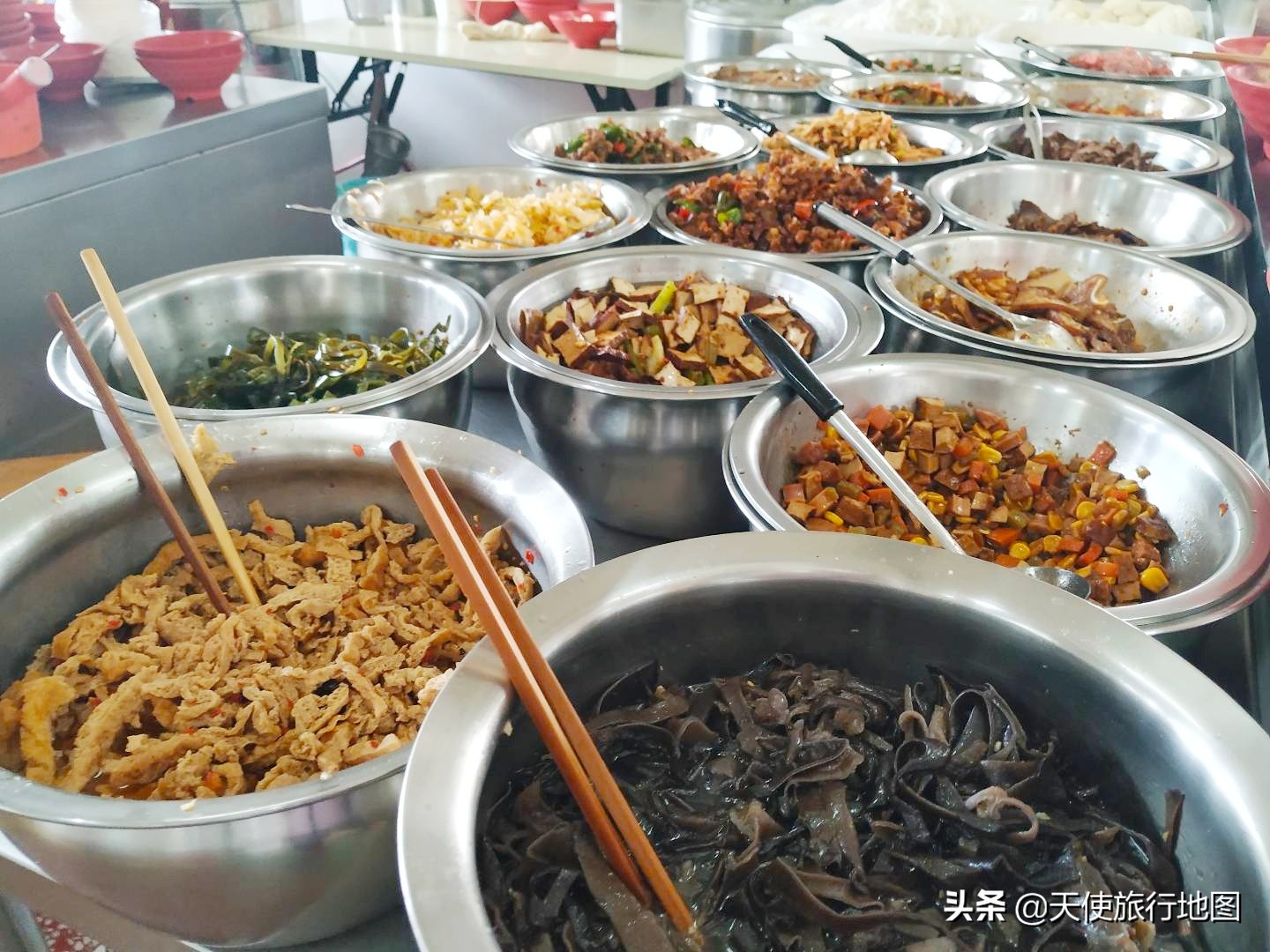 邵阳这所大学创建于1958年，因多校合有四个校区，校园风景美