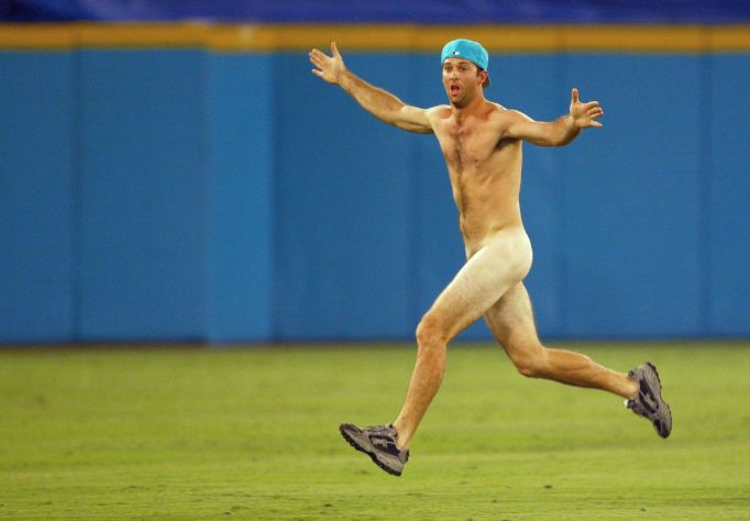 打架、裸奔在英国看场球赛,我的三观崩塌了:说好的绅士风度呢?