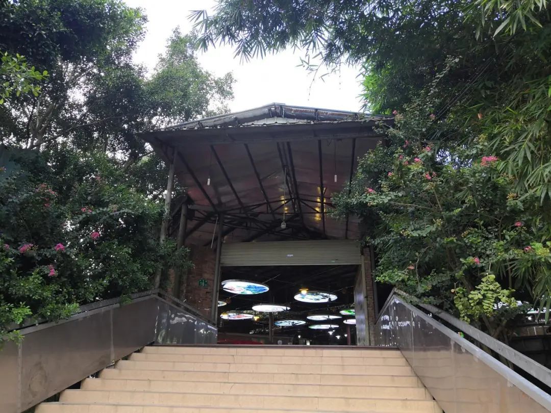 在大岗逛了一天，朋友决定买下这家店铺