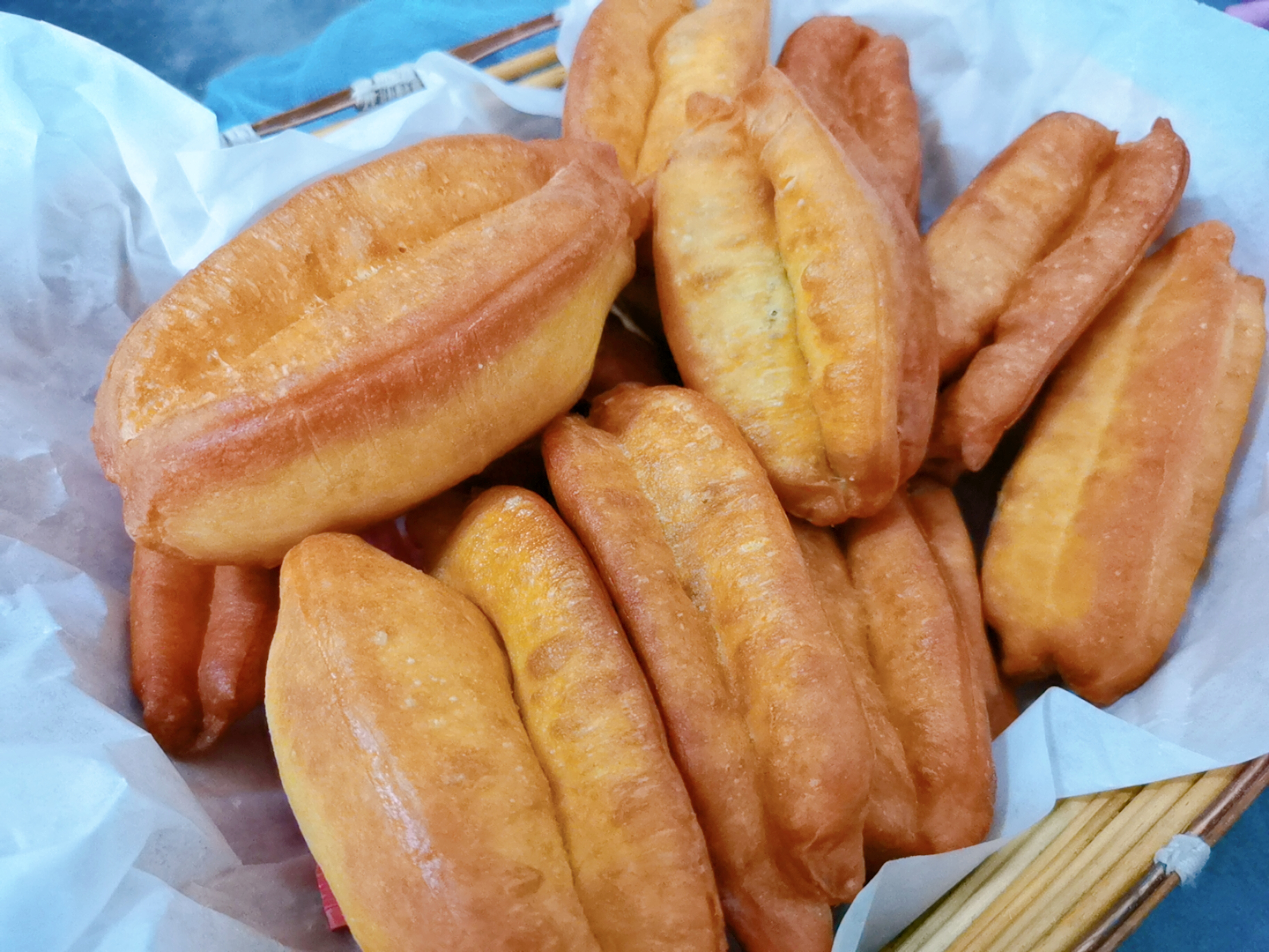 在家炸油条单用酵母和鸡蛋行吗,1斤面2个鸡蛋炸油条的配方