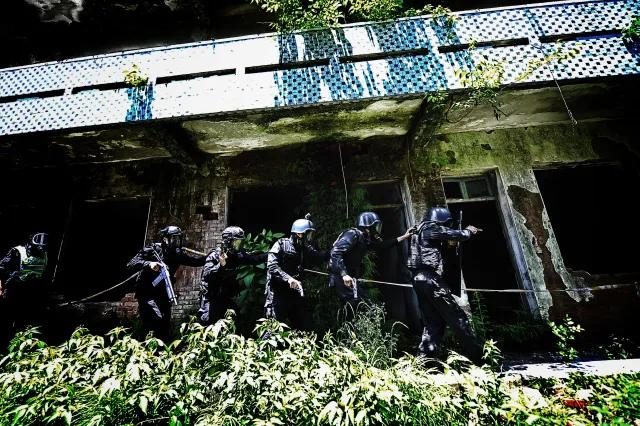 想象中的特警vs现实中的特警,想象中的特警和现实中的特警