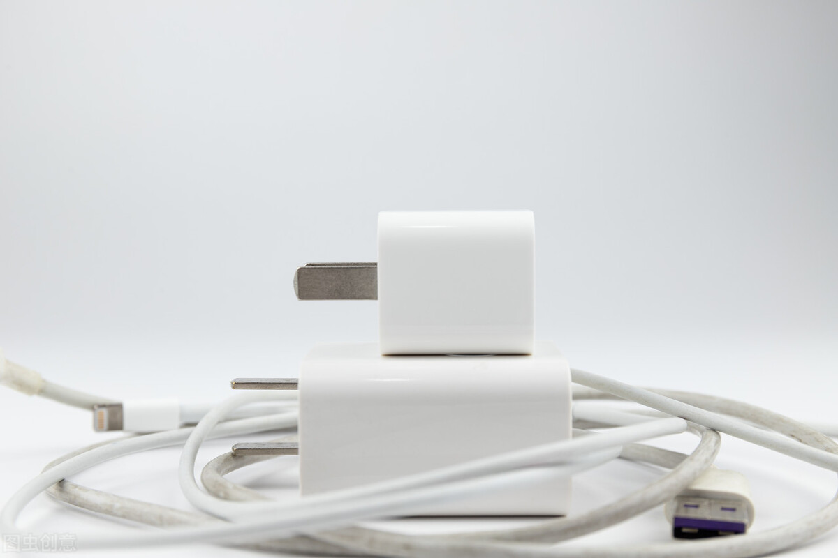 充电时充电器发烫怎么回事,电瓶车充电器发烫怎么回事