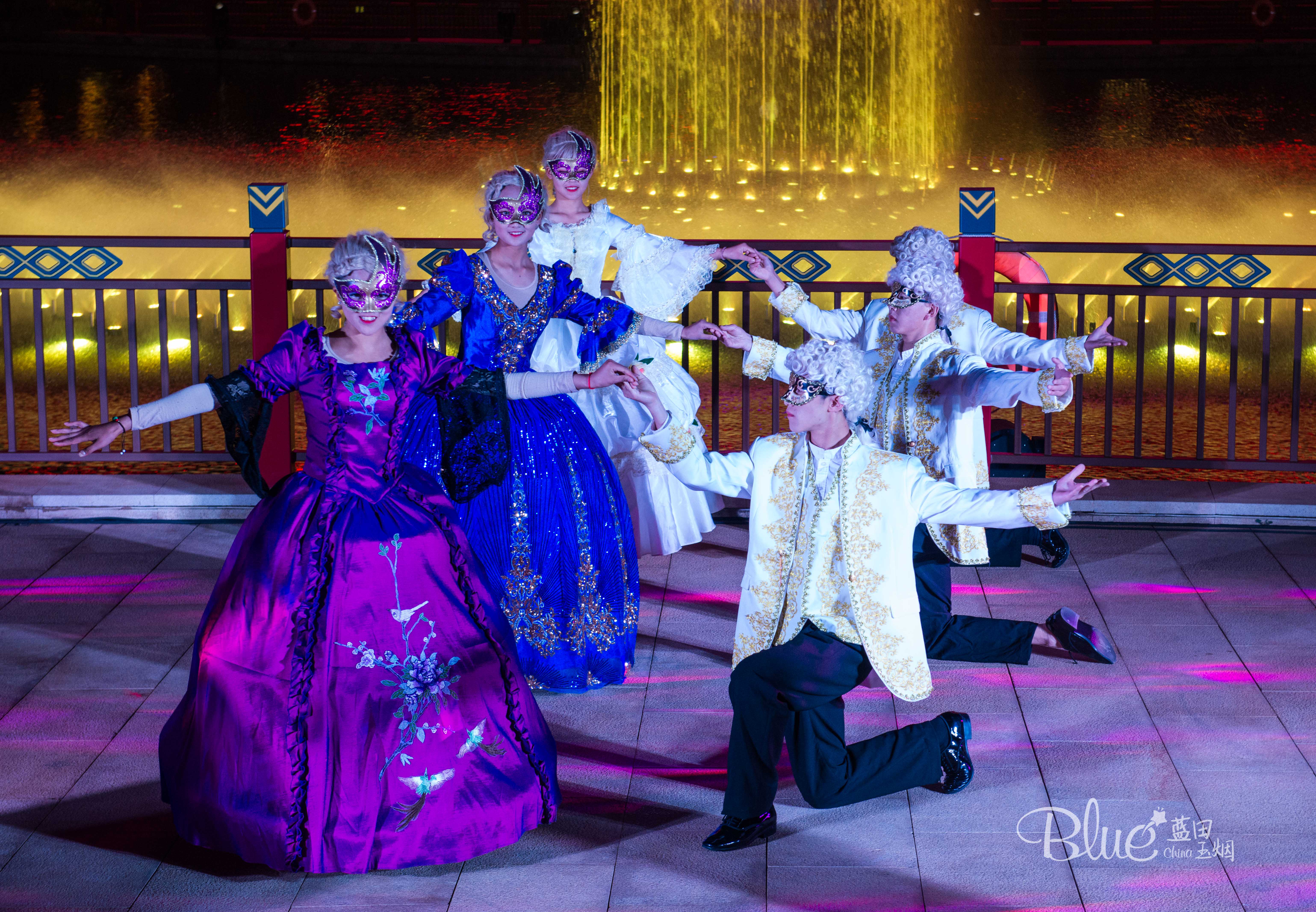 这个游乐园完全是男士们天堂，俄罗斯妹子的香吻和比心会收到手软