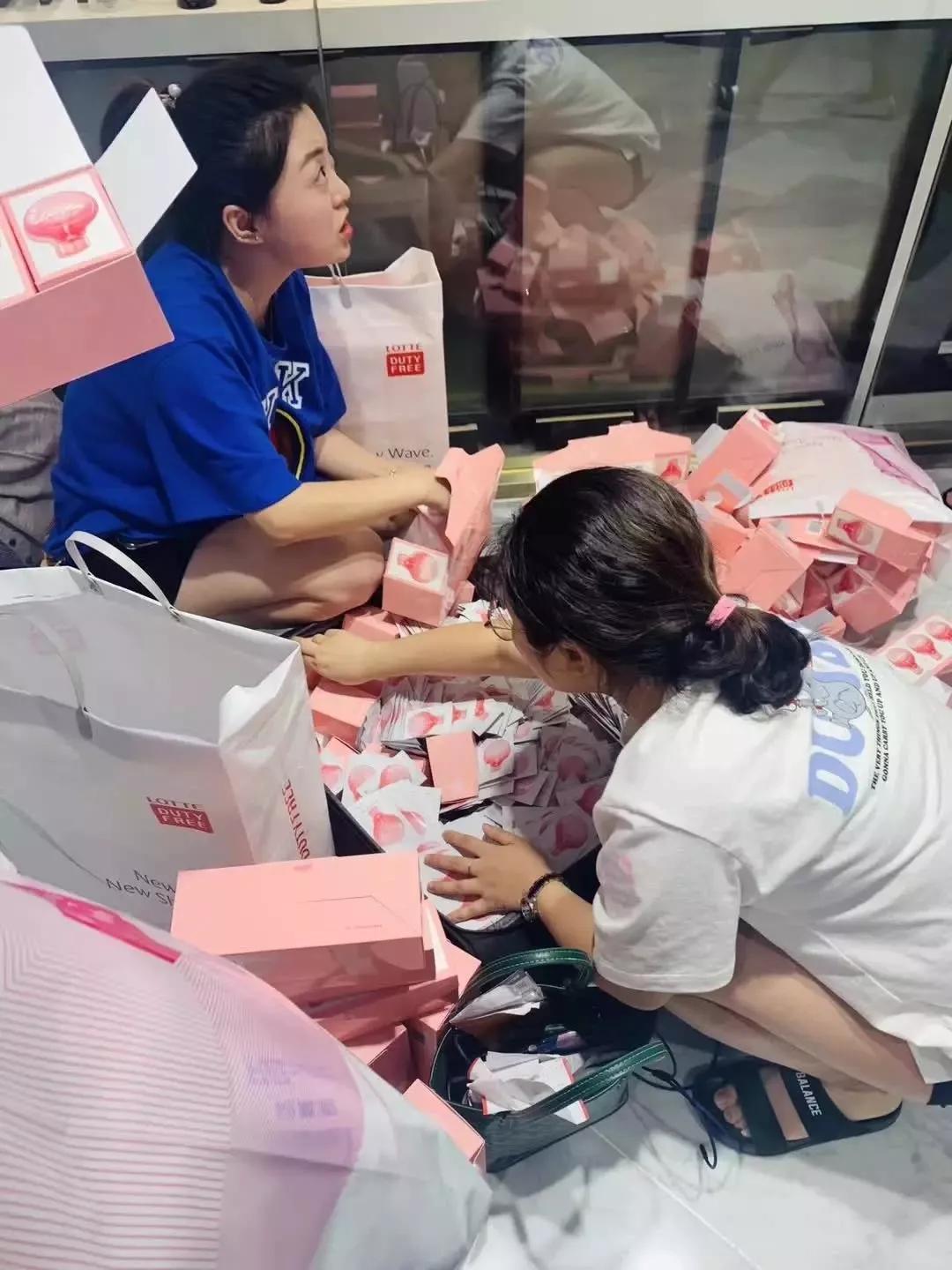 李小冉五官精致皮肤白皙透亮,70后女演员李小冉的高级搭配