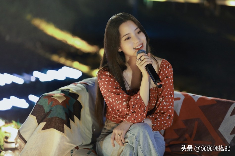 欧阳娜娜穿小碎花吊带搭配背带裤,欧阳娜娜穿单边背带裤元气满满