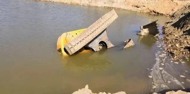 泡了水的挖掘机这样修，性能不输新机