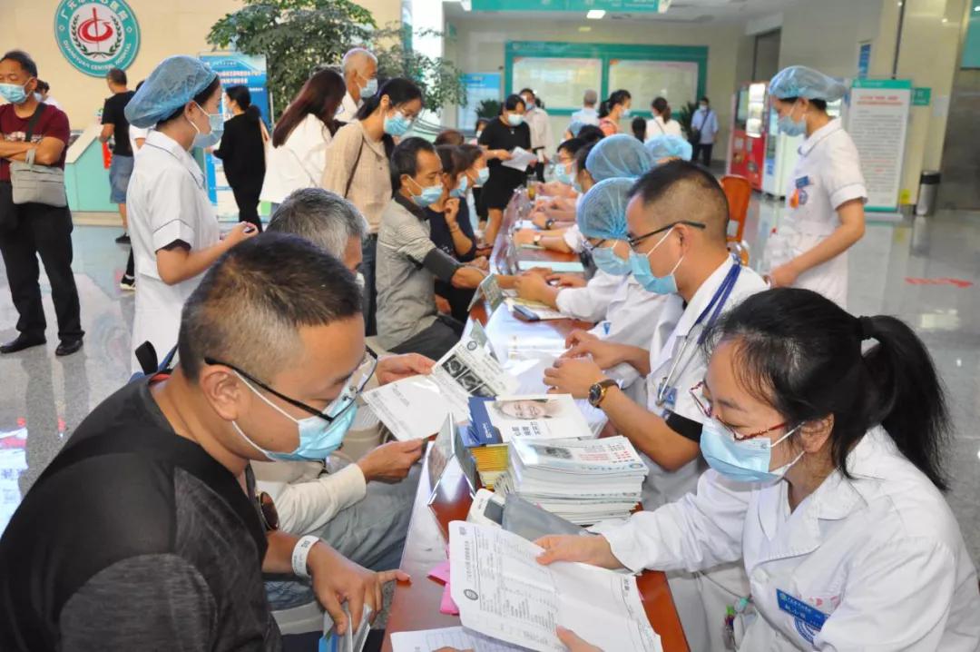 弘扬抗疫精神同心共抗疫情,医师节弘扬抗疫精神护佑人民健康