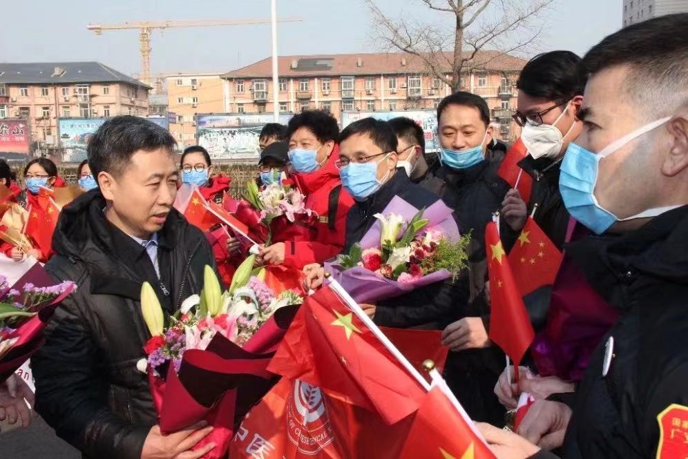 医者仁心，无私奉献。北京医护人员紧急赶赴武汉参加疫情救援