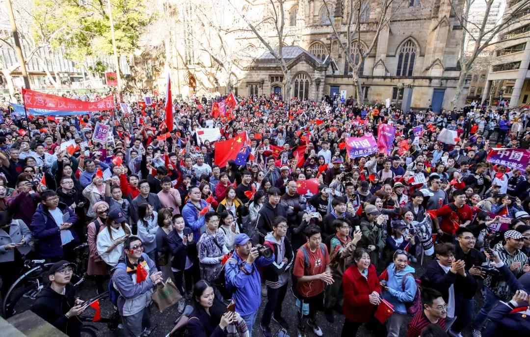 接力反超落泪,接力的终点感动的瞬间