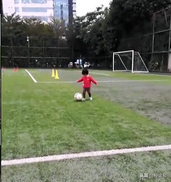足球体现体育精神的一面,其实足球是一种很好的教育