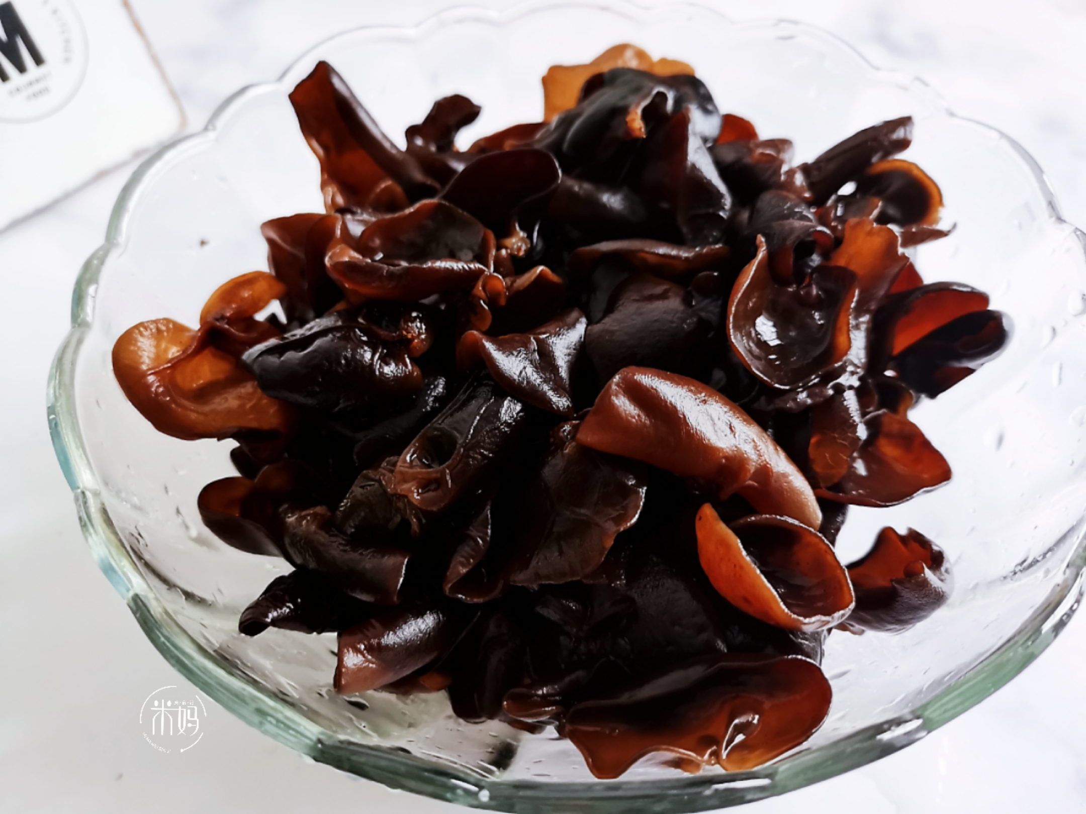 干木耳用冷水泡还是热水泡比较好,教你窍门别再用热水泡木耳了