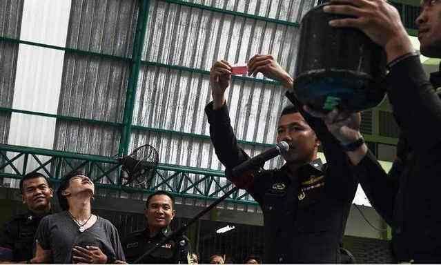 泰国抽签征兵现场美女,泰国征兵现场女生