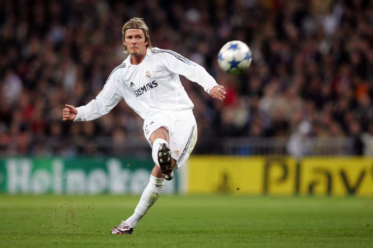 圆月弯刀任意球,足坛十大绝杀贴地斩